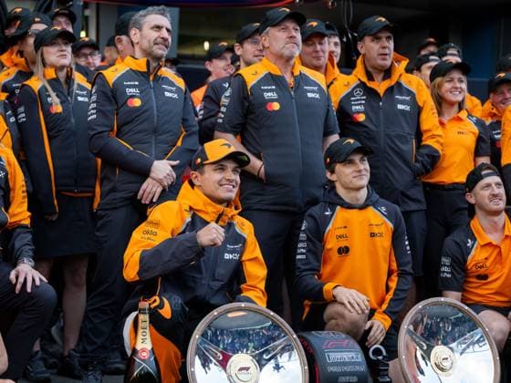 Lando Norris (McLaren Formula 1 Team, 04) und Team um Oscar Piastri (McLaren Formula 1 Team, 81), Zak Brown (McLaren Formula 1 Team, Geschaeftsfuehrer), Andrea Stella (McLaren Formula 1 Team, Teamchef) jubeln in der Boxengasse beim Teamfoto ueber den Sieg, AUS, Formel 1 Weltmeisterschaft, Luis Vuitton Grand Prix von Australien, Albert Park Circuit Melbourne, Rennen, Saison 2025, 16.03.2025 AUS, Formel 1 Weltmeisterschaft, Luis Vuitton Grand Prix von Australien, Albert Park Circuit Melbourne, Rennen, Saison 2025, 16.03.2025 Melbourne Copyright: xEibner-Pressefoto Memmlerx EP_MMR