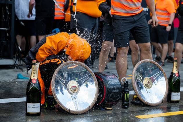Lando Norris (McLaren Formula 1 Team, 04) jubelt ueber den Sieg und wird vom Team nach dem Teamfoto mit Champagner geduscht, AUS, Formel 1 Weltmeisterschaft, Luis Vuitton Grand Prix von Australien, Albert Park Circuit Melbourne, Rennen, Saison 2025, 16.03.2025 AUS, Formel 1 Weltmeisterschaft, Luis Vuitton Grand Prix von Australien, Albert Park Circuit Melbourne, Rennen, Saison 2025, 16.03.2025 Melbourne Copyright: xEibner-Pressefoto Memmlerx EP_MMR