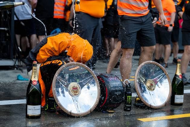Lando Norris (McLaren Formula 1 Team, 04) jubelt ueber den Sieg und wird vom Team nach dem Teamfoto mit Champagner geduscht, AUS, Formel 1 Weltmeisterschaft, Luis Vuitton Grand Prix von Australien, Albert Park Circuit Melbourne, Rennen, Saison 2025, 16.03.2025 AUS, Formel 1 Weltmeisterschaft, Luis Vuitton Grand Prix von Australien, Albert Park Circuit Melbourne, Rennen, Saison 2025, 16.03.2025 Melbourne Copyright: xEibner-Pressefoto Memmlerx EP_MMR