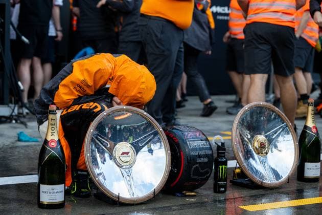 Lando Norris (McLaren Formula 1 Team, 04) jubelt ueber den Sieg und wird vom Team nach dem Teamfoto mit Champagner geduscht, AUS, Formel 1 Weltmeisterschaft, Luis Vuitton Grand Prix von Australien, Albert Park Circuit Melbourne, Rennen, Saison 2025, 16.03.2025 AUS, Formel 1 Weltmeisterschaft, Luis Vuitton Grand Prix von Australien, Albert Park Circuit Melbourne, Rennen, Saison 2025, 16.03.2025 Melbourne Copyright: xEibner-Pressefoto Memmlerx EP_MMR