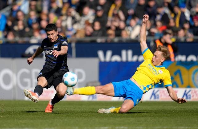 Fußball, 2. BL, Eintracht Braunschweig - Hertha BSC Ibrahim Maza (Hertha Berlin, 10) und Walid Ould-Chikh (Eintracht Braunschweig, 10) GER, TSV Eintracht Braunschweig vs Hertha Berlin, Fussball, 2. Bundesliga, 26. Spieltag, Saison 2024 2025, 16.03.2025 DFL REGULATIONS PROHIBIT ANY USE OF PHOTOGRAPHS AS IMAGE SEQUENCES AND OR QUASI-VIDEO GER, TSV Eintracht Braunschweig vs Hertha Berlin, Fussball, 2. Bundesliga, 26. Spieltag, Saison 2024 2025, 16.03.2025 Braunschweig