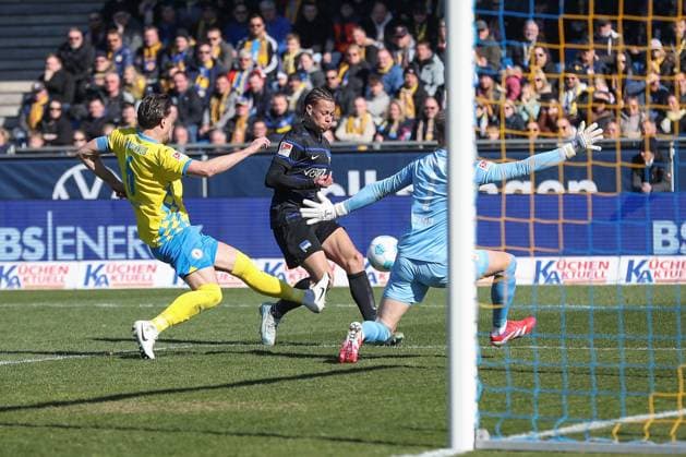 Fußball, 2. BL, Eintracht Braunschweig - Hertha BSC 16.03.2025, xtgx, Fussball - 2.Bundesliga, Eintracht Braunschweig - Hertha BSC Berlin emspor, v.l. Derry Scherhant (Hertha, 39), Ermin Bicakcic (Braunschweig, 6) Zweikampf, Duell, Kampf, tackle (DFL DFB REGULATIONS PROHIBIT ANY USE OF PHOTOGRAPHS as IMAGE SEQUENCES and or QUASI-VIDEO) Braunschweig