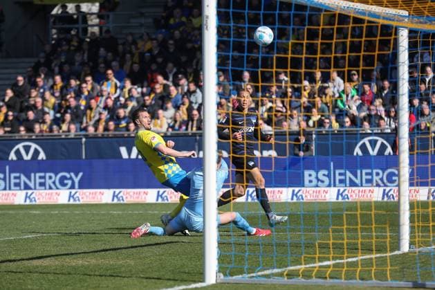 Fußball, 2. BL, Eintracht Braunschweig - Hertha BSC 16.03.2025, xtgx, Fussball - 2.Bundesliga, Eintracht Braunschweig - Hertha BSC Berlin emspor, v.l. Derry Scherhant (Hertha, 39), Ermin Bicakcic (Braunschweig, 6) Zweikampf, Duell, Kampf, tackle (DFL DFB REGULATIONS PROHIBIT ANY USE OF PHOTOGRAPHS as IMAGE SEQUENCES and or QUASI-VIDEO) Braunschweig