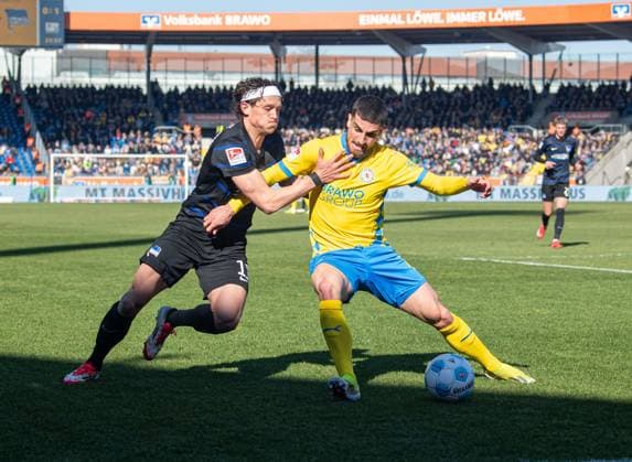 Fußball, 2. BL, Eintracht Braunschweig - Hertha BSC Fussball, Herren, Saison 2024 2025, 2. Bundesliga (26. Spieltag), Eintracht Braunschweig - Hertha BSC, v.l. Fabian Reese (Hertha BSC), Fabio Di Michele Sanchez (Braunschweig), 16.03. 2025,