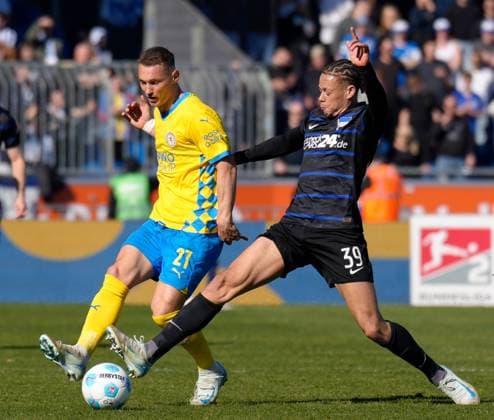 Fußball, 2. BL, Eintracht Braunschweig - Hertha BSC Sven Koehler (Eintracht Braunschweig, 27) und Derry Scherhant (Hertha Berlin, 39) GER, TSV Eintracht Braunschweig vs Hertha Berlin, Fussball, 2. Bundesliga, 26. Spieltag, Saison 2024 2025, 16.03.2025 DFL REGULATIONS PROHIBIT ANY USE OF PHOTOGRAPHS AS IMAGE SEQUENCES AND OR QUASI-VIDEO GER, TSV Eintracht Braunschweig vs Hertha Berlin, Fussball, 2. Bundesliga, 26. Spieltag, Saison 2024 2025, 16.03.2025 Braunschweig