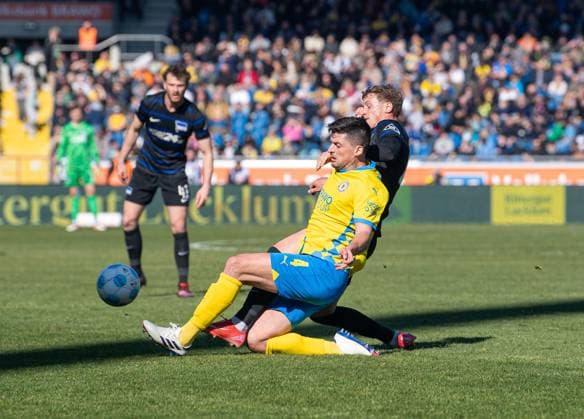 Fußball, 2. BL, Eintracht Braunschweig - Hertha BSC Fussball, Herren, Saison 2024 2025, 2. Bundesliga (26. Spieltag), Eintracht Braunschweig - Hertha BSC, v.l. Jannis Nikolaou (Braunschweig), Michael Cuisance (Hertha BSC), 16.03. 2025,