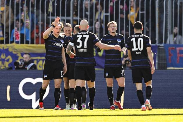 Fußball, 2. BL, Eintracht Braunschweig - Hertha BSC Torjubel - Torschütze Derry Scherhant (Hertha BSC Berlin,39) trifft zum 0-2 mit v.l. Fabian Reese (Hertha BSC Berlin,11), Toni Leistner (Hertha BSC Berlin,37), Ibrahim Maza (Hertha BSC Berlin,10) - 2. Bundesliga Saison 2024-2025 Eintracht Braunschweig vs. Hertha BSC Berlin im Eintracht Stadion in Braunschweig - Aktion,Fußball,Mann,Männer,Deutschland,16.03.2025