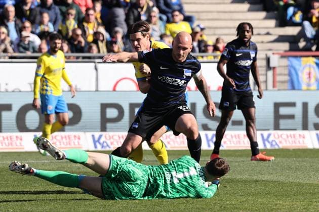 Fußball, 2. BL, Eintracht Braunschweig - Hertha BSC Toni Leistner (Hertha BSC Berlin,37) und Torwart Tjark Ernst (Hertha BSC,1) gegen Levente Levi Szabo (Eintracht Braunschweig,11) - 2. Bundesliga Saison 2024-2025 Eintracht Braunschweig vs. Hertha BSC Berlin im Eintracht Stadion in Braunschweig - Aktion,Fußball,Mann,Männer,Deutschland,16.03.2025