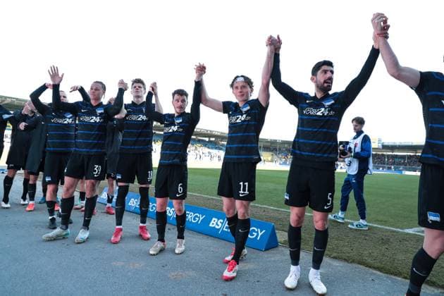 Fußball, 2. BL, Eintracht Braunschweig - Hertha BSC v.l. Derry Scherhant (Hertha BSC Berlin,39), Luca Schuler (Hertha BSC,18), Diego Demme (Hertha BSC Berlin,6), Fabian Reese (Hertha BSC Berlin,11), Andreas Bouchalakis (Hertha BSC Berlin,5) - Die Mannschaft von Hertha BSC Berlin feiert den Sieg nachdem Spiel - 2. Bundesliga Saison 2024-2025 Eintracht Braunschweig vs. Hertha BSC Berlin im Eintracht Stadion in Braunschweig - Aktion,Fußball,Mann,Männer,Deutschland,16.03.2025
