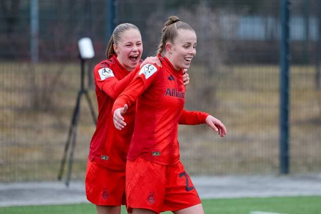 Laura Gloning (FC Bayern Muenchen II U20, 27) jubelt nach Abpfiff mit Greta Huenten (FC Bayern Muenchen II U20, 33), Emotionen, GER, FC Bayern Muenchen II vs. 1. FC Union Berlin, Fussball, 2. Frauen-Bundesliga, 18. Spieltag, Saison 2024 2025, 16.03.2025, GER, FC Bayern Muenchen II vs. 1. FC Union Berlin, Fussball, 2. Frauen-Bundesliga, 18. Spieltag, Saison 2024 2025, 16.03.2025 Muenchen Copyright: xEibner-Pressefoto JennixMaulx EP_JML