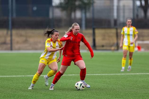 Zweikampf zwischen Eszter Reszler (FC Bayern Muenchen II U20, 02) mit Korina Janez (1. FC Union Berlin, 27), GER, FC Bayern Muenchen II vs. 1. FC Union Berlin, Fussball, 2. Frauen-Bundesliga, 18. Spieltag, Saison 2024 2025, 16.03.2025, GER, FC Bayern Muenchen II vs. 1. FC Union Berlin, Fussball, 2. Frauen-Bundesliga, 18. Spieltag, Saison 2024 2025, 16.03.2025 Muenchen Copyright: xEibner-Pressefoto JennixMaulx EP_JML