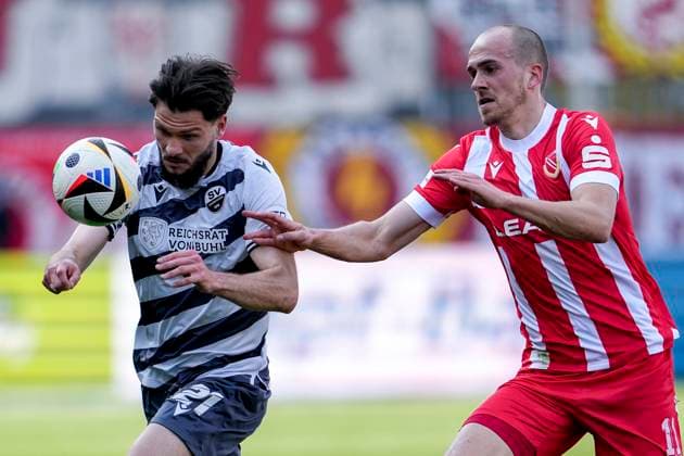 v.li.: Marco Schikora (SVS, 21), Phil Halbauer (Cottbus, 11), Zweikampf, Spielszene, Duell, duel, tackle, tackling, Dynamik, Action, Aktion, 16.03.2025, Sandhausen (Deutschland), Fussball, 3. Liga, SV Sandhausen - FC Energie Cottbus, DFB DFL REGULATIONS PROHIBIT ANY USE OF PHOTOGRAPHS AS IMAGE SEQUENCES AND OR QUASI-VIDEO.