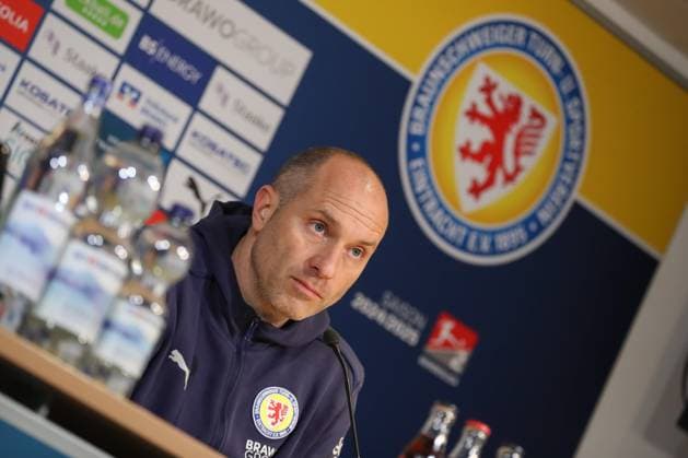 16.03.2025, xtgx, Fussball 2. Bundesliga, Eintracht Braunschweig - Hertha BSC Berlin emspor, v.l. Daniel Scherning (Braunschweig, Trainer) Portrait, Portraet, Einzelbild PK Pressekonferenz, Vereinslogo, Vereinswappen, Logo, Symbolfoto, Symbolbild, Symbol (DFL DFB REGULATIONS PROHIBIT ANY USE OF PHOTOGRAPHS as IMAGE SEQUENCES and or QUASI-VIDEO) Braunschweig