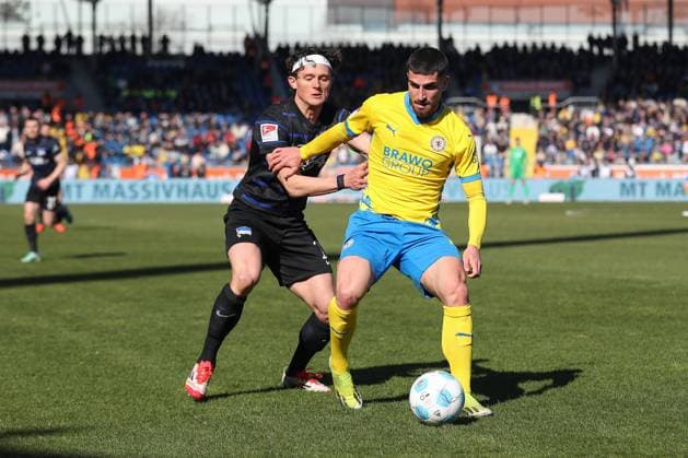 16.03.2025, xtgx, Fussball 2. Bundesliga, Eintracht Braunschweig - Hertha BSC Berlin emspor, v.l. Fabian Reese (Hertha, 11), Fabio Di Michele Sanchez (Braunschweig, 22) Zweikampf, Duell, Kampf, tackle (DFL DFB REGULATIONS PROHIBIT ANY USE OF PHOTOGRAPHS as IMAGE SEQUENCES and or QUASI-VIDEO) Braunschweig