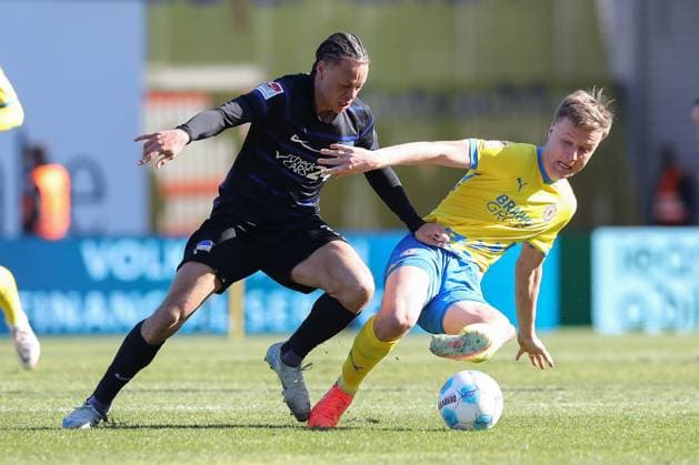 16.03.2025, xtgx, Fussball 2. Bundesliga, Eintracht Braunschweig - Hertha BSC Berlin emspor, v.l. Derry Scherhant (Hertha, 39), Robert Ivanov (Braunschweig, 5) Zweikampf, Duell, Kampf, tackle (DFL DFB REGULATIONS PROHIBIT ANY USE OF PHOTOGRAPHS as IMAGE SEQUENCES and or QUASI-VIDEO) Braunschweig