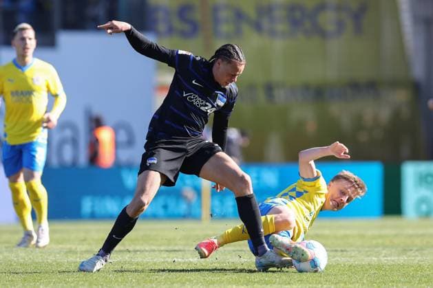 16.03.2025, xtgx, Fussball 2. Bundesliga, Eintracht Braunschweig - Hertha BSC Berlin emspor, v.l. Derry Scherhant (Hertha, 39), Robert Ivanov (Braunschweig, 5) Zweikampf, Duell, Kampf, tackle (DFL DFB REGULATIONS PROHIBIT ANY USE OF PHOTOGRAPHS as IMAGE SEQUENCES and or QUASI-VIDEO) Braunschweig