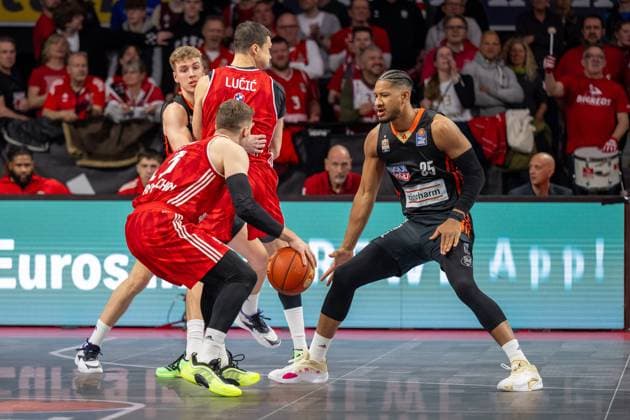 Andreas Obst 13 (FC Bayern Basketball), Karim Jallow 35 (Ratiopharm Ulm), Aktion, Zweikampf, FC Bayern Basketball vs. Ratiopharm Ulm, BBL 14. Spieltag, 17.03.2025 Muenchen Bayern Deutschland Copyright: xkolbert-press UlrichxGamelx