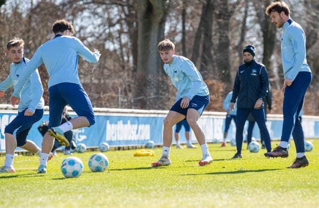 Fussball, Herren, Saison 2024 25, 2. Bundesliga, Hertha BSC, Training, v.l. Marten Winkler (Hertha BSC), Selim Telib (Hertha BSC), Niklas Hildebrandt (Hertha BSC), Trainer Stefan Leitl (Hertha BSC), Pascal Klemens (Hertha BSC), 18.03. 2025,