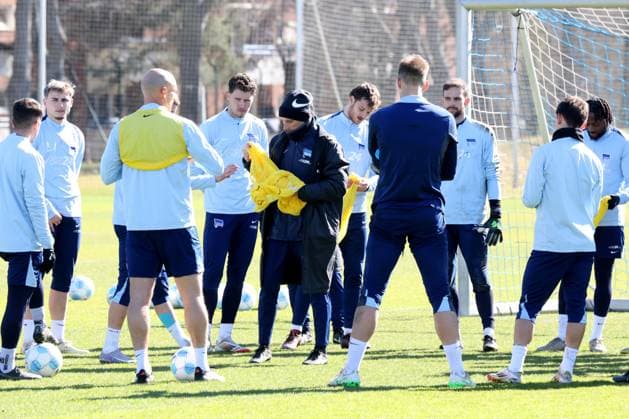 DEU, DFL, 2. FBL Hertha BSC, Training, 18.03.2025, Sportforum, Berlin, DEU, DFL, 2. FBL Hertha BSC, Training, im Bild Cheftrainer Stefan Leitl (Hertha BSC Berlin), Hertha-Spielerkreis DFL - regulations prohibit any use of Photographs as image sequences and or quasi-video Foto: Juergen Engler nordphoto GmbH