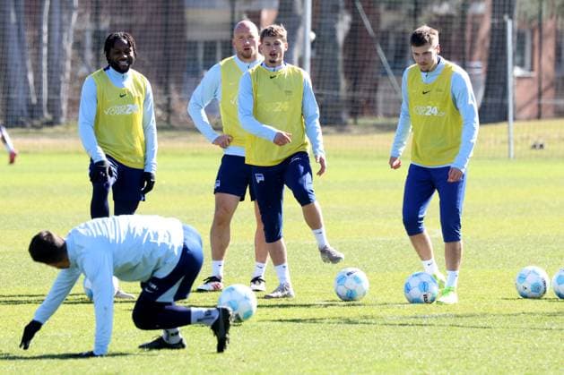 DEU, DFL, 2. FBL Hertha BSC, Training, 18.03.2025, Sportforum, Berlin, DEU, DFL, 2. FBL Hertha BSC, Training, im Bild Hertha-Spielerkreis, Deyovaisio Zeefuik (Hertha BSC Berlin 42), Toni Leistner (Hertha BSC Berlin 37), Michael Cuisance (Hertha BSC Berlin 27), Gustav Christensen (Hertha BSC Berlin 26) DFL - regulations prohibit any use of Photographs as image sequences and or quasi-video Foto: Juergen Engler nordphoto GmbH