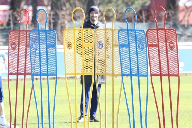 DEU, DFL, 2. FBL Hertha BSC, Training, 18.03.2025, Sportforum, Berlin, DEU, DFL, 2. FBL Hertha BSC, Training, im Bild Metallreiterm DFL - regulations prohibit any use of Photographs as image sequences and or quasi-video Foto: Juergen Engler nordphoto GmbH