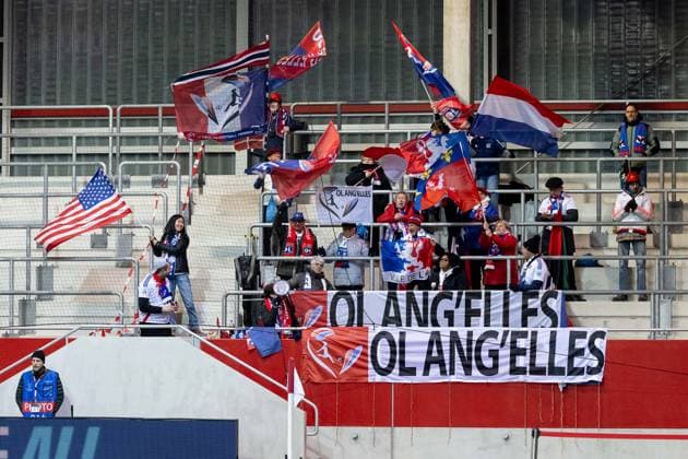 Die aus Frankreich mitgereisten Anhaenger von Olympique Lyon im Gaesteblock. GER, FC Bayern Muenchen vs. Olympique Lyon, Fussball, UEFA Womans Champions League, Viertelfinale Hinspiel, Saison 2024 2025, 18.03.2025. GER, FC Bayern Muenchen vs. Olympique Lyon, Fussball, UEFA Womans Champions League, Viertelfinale Hinspiel, Saison 2024 2025, 18.03.2025. Muenchen Copyright: xEibner-Pressefoto HeikexFeinerx EP_HFR