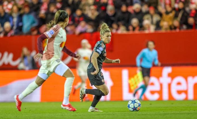 GER, München, FC Bayern München vs Olympique Lyon, Women s Champions League, Fussball, UEFA, Spielzeit 2024 2025, FC Bayern Campus, Viertelfinale, im Bild v.l.: Vanessa Gilles (Olympique Lyon 21), Linda Dallmann (FC Bayern München Frauen 10) DFB DFL REGULATIONS PROHIBIT ANY USE OF PHOTOGRAPHS AS IMAGE SEQUENCES AND OR QUASI-VIDEO, 18.03.2024, Copyright: HMBxMedia HendrikxHamelau