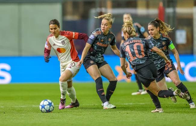 GER, München, FC Bayern München vs Olympique Lyon, Women s Champions League, Fussball, UEFA, Spielzeit 2024 2025, FC Bayern Campus, Viertelfinale, im Bild v.l.: Dzenifer Marozsan (Olympique Lyon 10), Giulia Gwinn (FC Bayern München Frauen 7) DFB DFL REGULATIONS PROHIBIT ANY USE OF PHOTOGRAPHS AS IMAGE SEQUENCES AND OR QUASI-VIDEO, 18.03.2024, Copyright: HMBxMedia HendrikxHamelau
