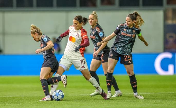 GER, München, FC Bayern München vs Olympique Lyon, Women s Champions League, Fussball, UEFA, Spielzeit 2024 2025, FC Bayern Campus, Viertelfinale, im Bild v.l.: Linda Dallmann (FC Bayern München Frauen 10), Dzenifer Marozsan (Olympique Lyon 10) DFB DFL REGULATIONS PROHIBIT ANY USE OF PHOTOGRAPHS AS IMAGE SEQUENCES AND OR QUASI-VIDEO, 18.03.2024, Copyright: HMBxMedia HendrikxHamelau