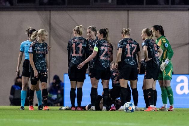 Die Mitspielerinnen sorgen sich um die verletzte Giulia Gwinn (FC Bayern Muenchen Frauen, 7), die mit Schmerzen auf dem Rasen liegt. Olatz Rivera Olmedo (Schiedsrichterin ESP) links hatte fuer das vorangegangene Foul keine Verwarnung ausgesprochen. GER, FC Bayern Muenchen vs. Olympique Lyon, Fussball, UEFA Womans Champions League, Viertelfinale Hinspiel, Saison 2024 2025, 18.03.2025. GER, FC Bayern Muenchen vs. Olympique Lyon, Fussball, UEFA Womans Champions League, Viertelfinale Hinspiel, Saison 2024 2025, 18.03.2025. Muenchen Copyright: xEibner-Pressefoto HeikexFeinerx EP_HFR