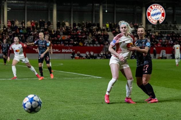 Kampf um den Ball Zweikampf zwischen Ellie Carpenter (Olympique Lyon, 12) und Arianna Caruso (FC Bayern Muenchen Frauen, 27). GER, FC Bayern Muenchen vs. Olympique Lyon, Fussball, UEFA Womans Champions League, Viertelfinale Hinspiel, Saison 2024 2025, 18.03.2025. GER, FC Bayern Muenchen vs. Olympique Lyon, Fussball, UEFA Womans Champions League, Viertelfinale Hinspiel, Saison 2024 2025, 18.03.2025. Muenchen Copyright: xEibner-Pressefoto HeikexFeinerx EP_HFR