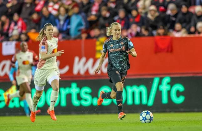 GER, München, FC Bayern München vs Olympique Lyon, Women s Champions League, Fussball, UEFA, Spielzeit 2024 2025, FC Bayern Campus, Viertelfinale, im Bild v.l.: Damaris Egurrola (Olympique Lyon 13), Pernille Harder (FC Bayern München Frauen 21) DFB DFL REGULATIONS PROHIBIT ANY USE OF PHOTOGRAPHS AS IMAGE SEQUENCES AND OR QUASI-VIDEO, 18.03.2024, Copyright: HMBxMedia HendrikxHamelau
