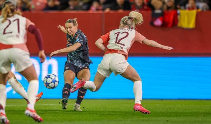 GER, München, FC Bayern München vs Olympique Lyon, Women s Champions League, Fussball, UEFA, Spielzeit 2024 2025, FC Bayern Campus, Viertelfinale, im Bild v.l.: Klara Bühl (FC Bayern München Frauen 17), Ellie Carpenter (OLympique Lyon 12) DFB DFL REGULATIONS PROHIBIT ANY USE OF PHOTOGRAPHS AS IMAGE SEQUENCES AND OR QUASI-VIDEO, 18.03.2024, Copyright: HMBxMedia HendrikxHamelau