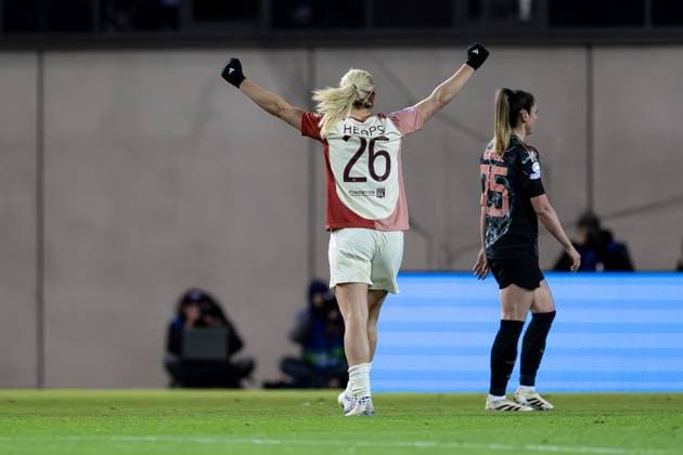 Lindsey Heaps (Olympique Lyon, 26) jubelt ueber das Tor zum 0:1 durch Tabitha Chawinga (Olympique Lyon, 22), nicht im Bild. Sarah Zadrazil (FC Bayern Muenchen Frauen, 25) ist entsetzt. GER, FC Bayern Muenchen vs. Olympique Lyon, Fussball, UEFA Womans Champions League, Viertelfinale Hinspiel, Saison 2024 2025, 18.03.2025. GER, FC Bayern Muenchen vs. Olympique Lyon, Fussball, UEFA Womans Champions League, Viertelfinale Hinspiel, Saison 2024 2025, 18.03.2025. Muenchen Copyright: xEibner-Pressefoto HeikexFeinerx EP_HFR