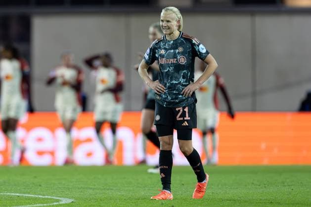 Pernille Harder (FC Bayern Muenchen Frauen, 21) aergert sich ueber das Tor zum 0:1 nach 35 Spielminuten. GER, FC Bayern Muenchen vs. Olympique Lyon, Fussball, UEFA Womans Champions League, Viertelfinale Hinspiel, Saison 2024 2025, 18.03.2025. GER, FC Bayern Muenchen vs. Olympique Lyon, Fussball, UEFA Womans Champions League, Viertelfinale Hinspiel, Saison 2024 2025, 18.03.2025. Muenchen Copyright: xEibner-Pressefoto HeikexFeinerx EP_HFR