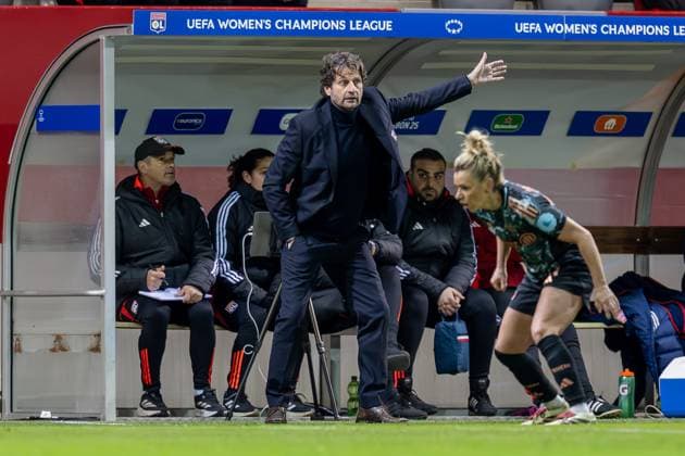 Joe Montemurro (Chef-Trainer Head Coach, Olympique Lyon) mit Anweisungen. GER, FC Bayern Muenchen vs. Olympique Lyon, Fussball, UEFA Womans Champions League, Viertelfinale Hinspiel, Saison 2024 2025, 18.03.2025. GER, FC Bayern Muenchen vs. Olympique Lyon, Fussball, UEFA Womans Champions League, Viertelfinale Hinspiel, Saison 2024 2025, 18.03.2025. Muenchen Copyright: xEibner-Pressefoto HeikexFeinerx EP_HFR