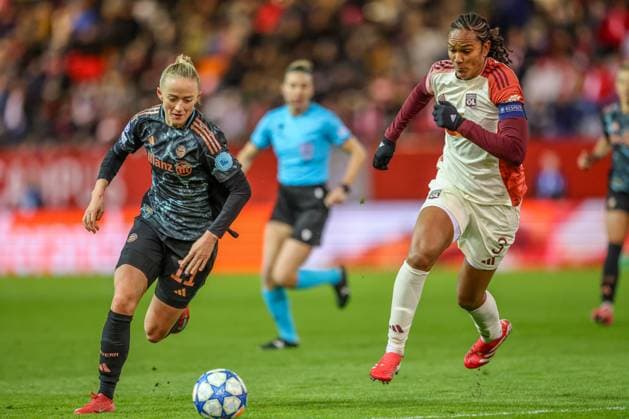 GER, München, FC Bayern München vs Olympique Lyon, Women s Champions League, Fussball, UEFA, Spielzeit 2024 2025, FC Bayern Campus, Viertelfinale, im Bild v.l.: Lea Schüller (FC Bayern München Frauen 11), Wendie Renard (Olympique Lyon 3) DFB DFL REGULATIONS PROHIBIT ANY USE OF PHOTOGRAPHS AS IMAGE SEQUENCES AND OR QUASI-VIDEO, 18.03.2024, Copyright: HMBxMedia HendrikxHamelau