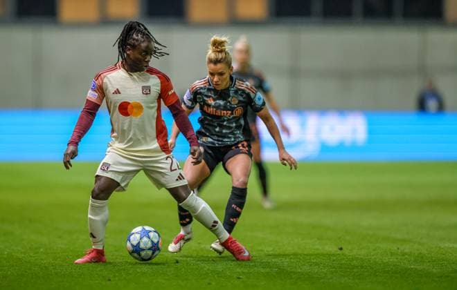 GER, München, FC Bayern München vs Olympique Lyon, Women s Champions League, Fussball, UEFA, Spielzeit 2024 2025, FC Bayern Campus, Viertelfinale, im Bild v.l.: Tabitha Chawinga (Olympique Lyon 22), Linda Dallmann (FC Bayern München Frauen 10) DFB DFL REGULATIONS PROHIBIT ANY USE OF PHOTOGRAPHS AS IMAGE SEQUENCES AND OR QUASI-VIDEO, 18.03.2024, Copyright: HMBxMedia HendrikxHamelau