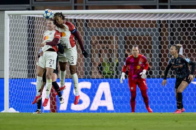 Vanessa Gilles (Olympique Lyon, 21) und Wendie Renard (Olympique Lyon, 3) bei der Kopfballabwehr im eigenen Strafraum. Rechts Arianna Caruso (FC Bayern Muenchen Frauen, 27). GER, FC Bayern Muenchen vs. Olympique Lyon, Fussball, UEFA Womans Champions League, Viertelfinale Hinspiel, Saison 2024 2025, 18.03.2025. GER, FC Bayern Muenchen vs. Olympique Lyon, Fussball, UEFA Womans Champions League, Viertelfinale Hinspiel, Saison 2024 2025, 18.03.2025. Muenchen Copyright: xEibner-Pressefoto HeikexFeinerx EP_HFR