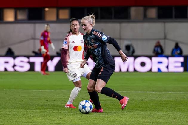 Kampf um den Ball Zweikampf zwischen Selma Bacha (Olympique Lyon, 4) und Lea Schueller (FC Bayern Muenchen Frauen, 11). GER, FC Bayern Muenchen vs. Olympique Lyon, Fussball, UEFA Womans Champions League, Viertelfinale Hinspiel, Saison 2024 2025, 18.03.2025. GER, FC Bayern Muenchen vs. Olympique Lyon, Fussball, UEFA Womans Champions League, Viertelfinale Hinspiel, Saison 2024 2025, 18.03.2025. Muenchen Copyright: xEibner-Pressefoto HeikexFeinerx EP_HFR