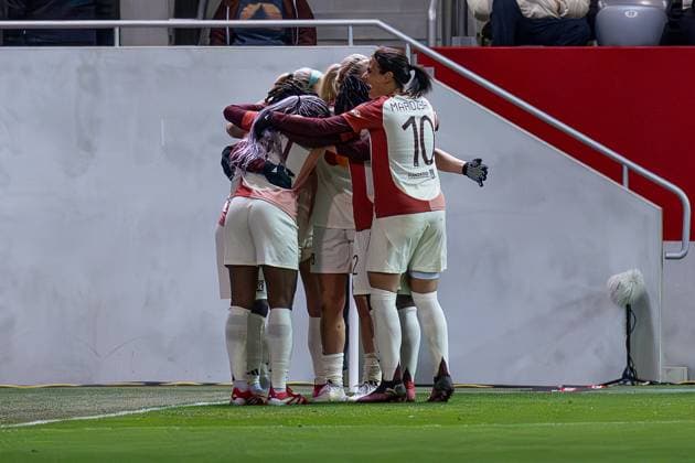 Die Franzoesinnen bejubeln mit Melchie Dumornay (Olympique Lyon, 6) deren Tor zum 0:2. GER, FC Bayern Muenchen vs. Olympique Lyon, Fussball, UEFA Womans Champions League, Viertelfinale Hinspiel, Saison 2024 2025, 18.03.2025. GER, FC Bayern Muenchen vs. Olympique Lyon, Fussball, UEFA Womans Champions League, Viertelfinale Hinspiel, Saison 2024 2025, 18.03.2025. Muenchen Copyright: xEibner-Pressefoto HeikexFeinerx EP_HFR
