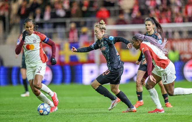 GER, München, FC Bayern München vs Olympique Lyon, Women s Champions League, Fussball, UEFA, Spielzeit 2024 2025, FC Bayern Campus, Viertelfinale, im Bild v.l.: Kadidiatou Diani (Olympique Lyon ), Carolin Simon (FC Bayern München Frauen 30) DFB DFL REGULATIONS PROHIBIT ANY USE OF PHOTOGRAPHS AS IMAGE SEQUENCES AND OR QUASI-VIDEO, 18.03.2024, Copyright: HMBxMedia HendrikxHamelau