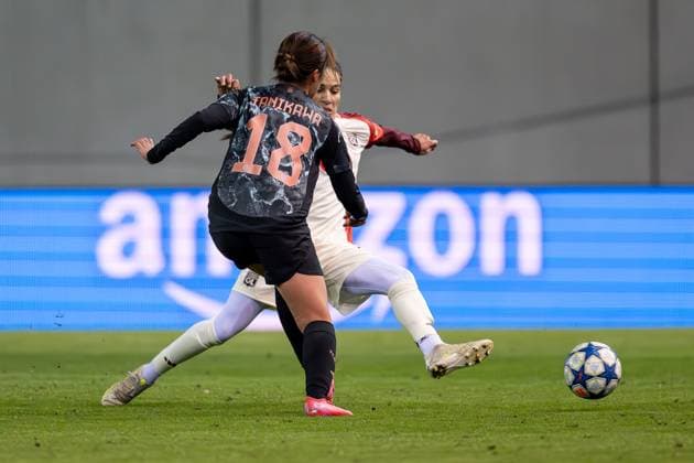 Kampf um den Ball Zweikampf zwischen Momoko Tanikawa (FC Bayern Muenchen Frauen, 18) und Amel Majri (Olympique Lyon, 7). GER, FC Bayern Muenchen vs. Olympique Lyon, Fussball, UEFA Womans Champions League, Viertelfinale Hinspiel, Saison 2024 2025, 18.03.2025. GER, FC Bayern Muenchen vs. Olympique Lyon, Fussball, UEFA Womans Champions League, Viertelfinale Hinspiel, Saison 2024 2025, 18.03.2025. Muenchen Copyright: xEibner-Pressefoto HeikexFeinerx EP_HFR