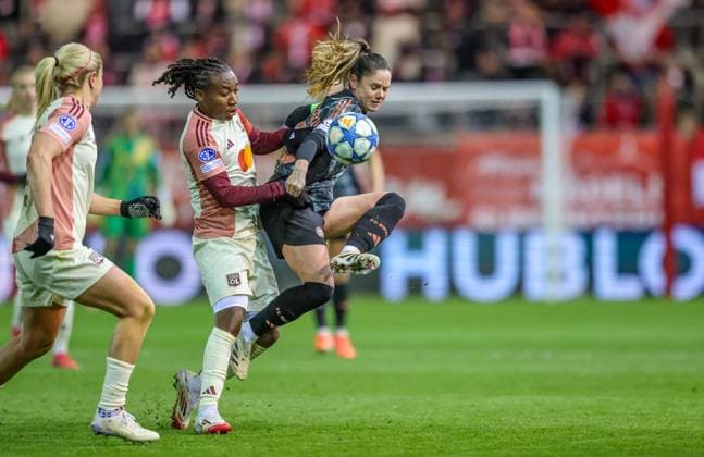 GER, München, FC Bayern München vs Olympique Lyon, Women s Champions League, Fussball, UEFA, Spielzeit 2024 2025, FC Bayern Campus, Viertelfinale, im Bild v.l.: Melchie Dumornay (Olympique Lyon 6), Sarah Zadrazil (FC Bayern München Frauen 25) DFB DFL REGULATIONS PROHIBIT ANY USE OF PHOTOGRAPHS AS IMAGE SEQUENCES AND OR QUASI-VIDEO, 18.03.2024, Copyright: HMBxMedia HendrikxHamelau