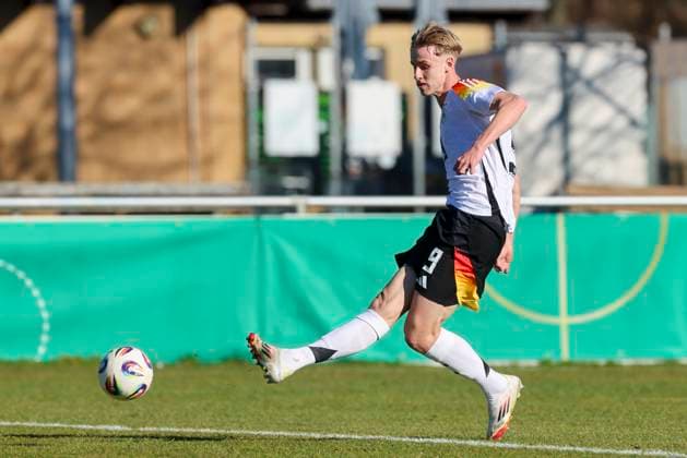 Max Moerstedt (Germany) erzielt mit diesem Schuss das Tor zum 2:0, UEFA Under19 EURO Qualifier, EM, Europameisterschaft Germany U19 and Slovenia U19, Droemlingstadion am 19. March 2025 in Wolfsburg, Deutschland. (Foto von Marco Steinbrenner DeFodi Images) Max Moerstedt (Germany) scores the goal with this shot to make it 2:0, UEFA Under19 EURO Qualifier, Germany U19 and Slovenia U19, Droemlingstadium, March 19, 2025 in Wolfsburg, Germany. (Photo by Marco Steinbrenner DeFodi Images)