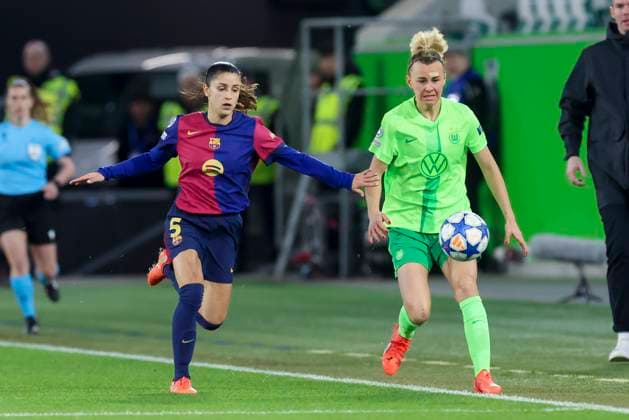 Jana Fernandez FC Barcelona, Barca und Lena Lattwein (VfL Wolfsburg) kaempfen um den Ball, UEFA Women s Champions League Quarter Finals First Leg, VfL Wolfsburg and FC Barcelona, Volkswagen-Arena am 19. March 2025 in Wolfsburg, Deutschland. (Foto von Marco Steinbrenner DeFodi Images) Jana Fernandez (FC Barcelona) und Lena Lattwein (VfL Wolfsburg) battle for the ball, UEFA Women s Champions League Quarter Finals First Leg, VfL Wolfsburg and FC Barcelona, Volkswagen-Arena, March 19, 2025 in Wolfsburg, Germany. (Photo by Marco Steinbrenner DeFodi Images)