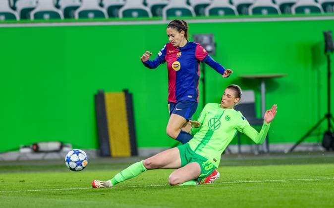 GER, Wolfsburg, VfL Wolfsburg vs FC Barcelona, Barca Women s Champions League, Fussball, UEFA, Spielzeit 2024 2025, Volkswagen Arena, Viertelfinale, im Bild v.l.: Aitana Bonmati (FC Barcelona 14), Jule Brand (Vfl Wolfsburg 29) im Zweikampf DFB DFL REGULATIONS PROHIBIT ANY USE OF PHOTOGRAPHS AS IMAGE SEQUENCES AND OR QUASI-VIDEO, 19.03.2025, Copyright: HMBxMedia HendrikxHamelau