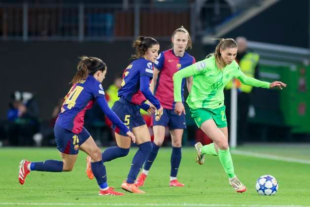 Aitana Bonmati FC Barcelona, Barca , Jana Fernandez (FC Barcelona) und Jule Brand (VfL Wolfsburg) kaempfen um den Ball, UEFA Women s Champions League Quarter Finals First Leg, VfL Wolfsburg and FC Barcelona, Volkswagen-Arena am 19. March 2025 in Wolfsburg, Deutschland. (Foto von Marco Steinbrenner DeFodi Images) Aitana Bonmati (FC Barcelona), Jana Fernandez (FC Barcelona) und Jule Brand (VfL Wolfsburg) battle for the ball, UEFA Women s Champions League Quarter Finals First Leg, VfL Wolfsburg and FC Barcelona, Volkswagen-Arena, March 19, 2025 in Wolfsburg, Germany. (Photo by Marco Steinbrenner DeFodi Images)