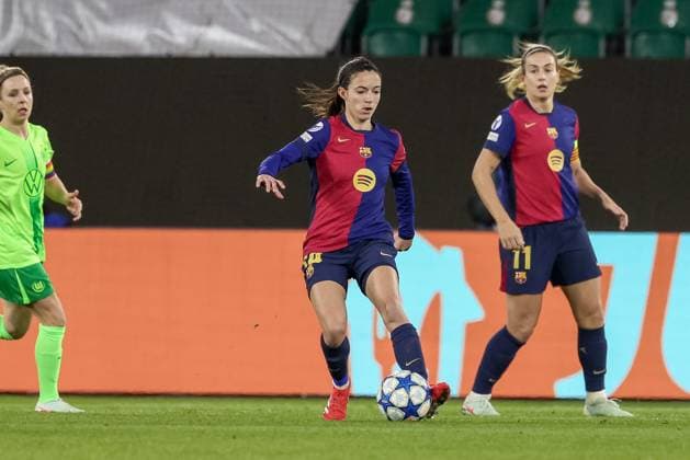 v.li.: Aitana Bonmati FC Barcelona, Barca 14) am Ball, Einzelbild, Ganzkörper, Aktion, Action, Spielszene, 19.03.2025, Wolfsburg (Deutschland), Fussball, UEFA Womens Champions League, VfL Wolfsburg - FC Barcelona