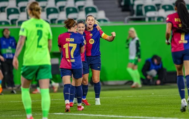 GER, Wolfsburg, VfL Wolfsburg vs FC Barcelona, Barca Women s Champions League, Fussball, UEFA, Spielzeit 2024 2025, Volkswagen Arena, Viertelfinale, im Bild: Eigentor durch Caitlin Dijkstra (VfL Wolfsburg 3), Spielerinnen um Ewa Pajor (FC Barcelona 17) feiern das Tor DFB DFL REGULATIONS PROHIBIT ANY USE OF PHOTOGRAPHS AS IMAGE SEQUENCES AND OR QUASI-VIDEO, 19.03.2025, Copyright: HMBxMedia HendrikxHamelau